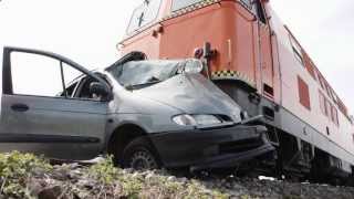 Was passiert wenn ein Zug mit einem Auto zusammenstößt [upl. by Flodur25]