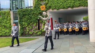 Preußens Gloria Einmarsch Stabsmusikkorps der BundeswehrWachbataillon BMVg Bundeskanzleramt [upl. by Ynots]