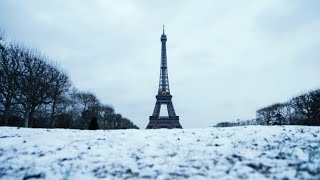 Neige  Paris se réveille sous un fin manteau blanc qui recouvre ses toits et sa chaussée [upl. by Yann]