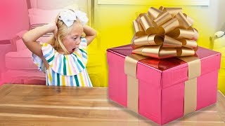 EVERLEIGH OPENS AND UNBOXES GIANT MYSTERY SURPRISE PRESENT [upl. by Orling15]