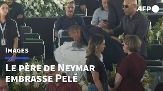 Brésil Le père de Neymar embrasse le front de Pelé lors de sa veillée funèbre  AFP Images [upl. by Sihun]