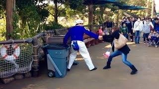 【TokyoDisneySea】ゴミ箱から手が抜けなくなった ファンカストさん [upl. by Niawat572]