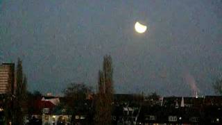 Mondfinsternis nach Mondaufgang in Bonn am 10122011 [upl. by Ahsinawt]