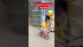 O menino vai cair da bicicleta humor risos rir [upl. by Yenwat]