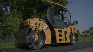 Compactorul de asfalt Cat® CB10 în acțiune [upl. by Hembree]