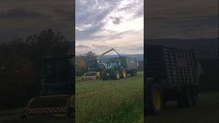 John Deere 8400i und John Deere 6R 185 beim Häckseln [upl. by Daitzman]