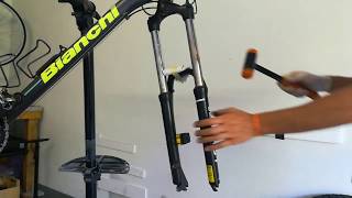 HOW TO come smontare e disassemblare una forcella MTB a molla [upl. by Alolomo]