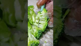 broccoli cut and chopping broccoli foodshorts chopping cuting vegan vegetables shorts viral [upl. by Nilkoorb]