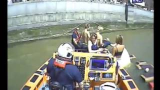 Boat sinking by Millenium foot bridge with 4 people on board [upl. by Cromwell411]