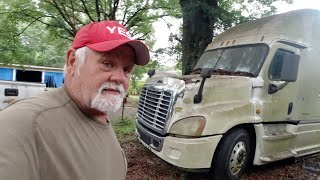 2015 FreightLiner Cascadia WDD15 Detroit Resting Under A TREE [upl. by Blanchard]