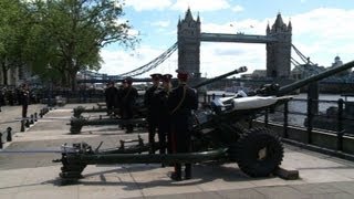 Salve dhonneur à Londres pour fêter le couronnement dElizabeth II [upl. by Skipton319]