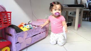 Olivia aprendendo a andar  primeiros passos do bebe com 11 meses [upl. by Dene]