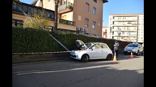 Vigevano lauto abbatte il palo della luce [upl. by Enirok]