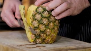 Ananas schälen und vorbereiten mit dem Messer zeigt Dir Chefkoch Thomas Sixt in diesem Kochvideo [upl. by Ycart]