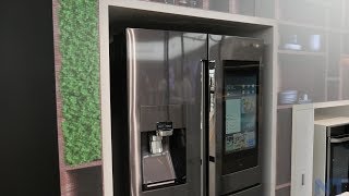 Prise en main du frigo connecté Samsung Family Hub au MWC 2018 [upl. by Harlin]