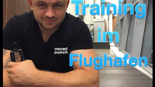 Handtrainer im Flughafen  Griffkraft Übungen  Unterarm Training  One Two Punch [upl. by Hallvard]