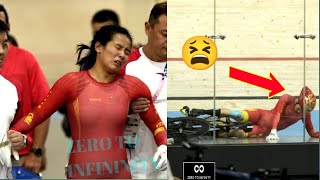 China track cyclist Yuan Liying has to helped off velodrome after causing keirin crash  Yuan Liying [upl. by Hube815]