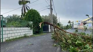 Le cyclone Belal frappe La Réunion et lîle Maurice  AFP [upl. by Lenette]