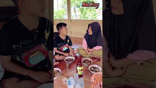 BERBAGI MAKANAN MIE AYAM amp BASO☺️😁🙏 trending comedy funny humor ngeshortsbareng [upl. by Adnilasor]