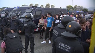 Mossos cargan contra manifestantes en el exterior de El Prat [upl. by Wilmar]