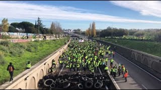 Gilets jaunes  le cortège arrive au rondpoint du Vittier à Arles [upl. by Ahsehat682]