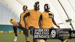 I giocatori della Juventus nella sfida dei palleggi bendati [upl. by Humph]