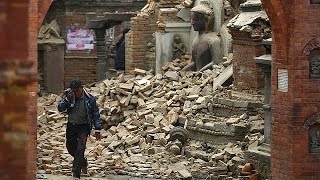 Un nuevo terremoto sacude Nepal donde los muertos superan los 2000 [upl. by Rabma]