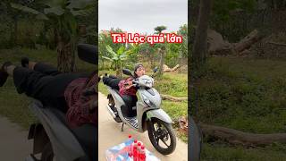 Tài Lộc quá lớn tailoc tailocqualonfunny funnyvideo haihuoc [upl. by Dnalyaw]