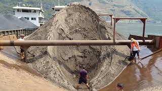 Amazing work  The flow of sand when the ship unloads 3500 tons of sand by a conveyor belt [upl. by Justine279]