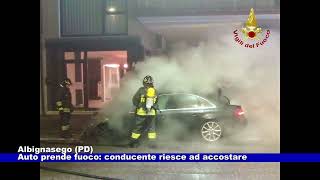 Albignasego PD Auto prende fuoco conducente riesce ad accostare 08112024 [upl. by Namolos]