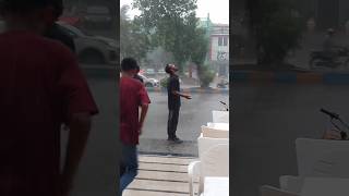 Barish ma is larka ko pata ni kia ho gaya tha😂 [upl. by Audwen949]