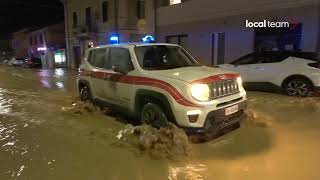 Alluvione Marche le strade a Senigallia diventano fiumi notte da incubo [upl. by Asin]