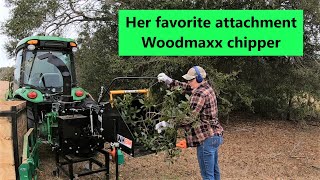 Woodmaxx pto chipper and John Deere 4066R 253 [upl. by Cand]