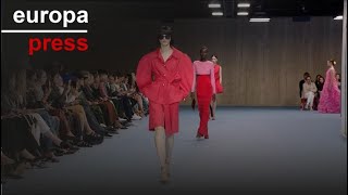 Carolina Herrera presenta una colección optimista para la primaveraverano de 2025 [upl. by Nelleeus170]