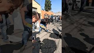 Mexicano genio usa basura para tapar baches [upl. by Harriot]