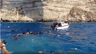 I turisti cercano di salvare i migranti a Lampedusa [upl. by Eimoan]