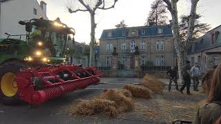 La colère des agriculteurs aux portes de la souspréfecture de Millau [upl. by Shirline]