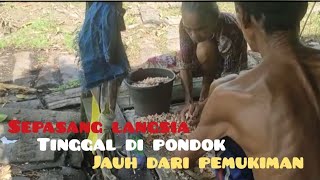 SEPASANG LANGSIA TINGGAL DI GUBUK JAUH DARI PEMUKIMAN WARGA [upl. by Eisseb863]