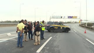 Homem é morto no Rio após sequestrar ônibus  AFP [upl. by Aran]