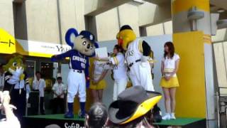 2010年5月30日 ホークスステージにドアラ登場 膝痛そう・・・。 [upl. by Akibma]