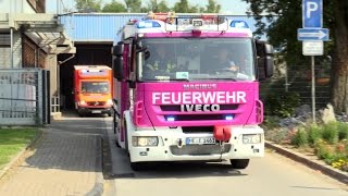 PROJEKT quotAUGEN AUFquot  Erster Einsatz für das Pinke HLF 2016 der Feuerwehr Erkrath  KFZBRAND [upl. by Eenet]