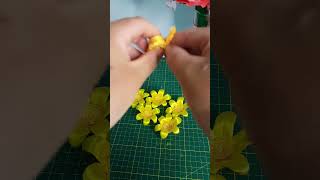 como hice la flor para un diadema con flores eternas hechas con cinta [upl. by Direj]