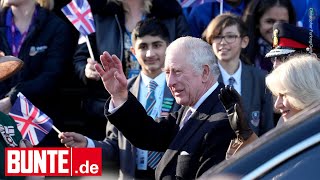 König Charles  Bei seiner Ankunft wird er gefeiert wie ein Rockstar [upl. by Baptist]