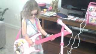 Rafaela tocando guitarra da Barbie [upl. by Nobie]