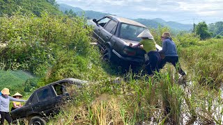 The car sank into the deep field I helped her pull the car back to repair it successfully [upl. by Jewelle]