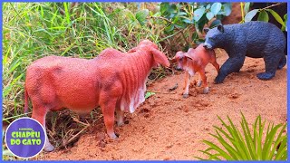 Fazenda de Brinquedo INCRÍVEL O URSO ATACOU O BEZERRO DA VACA ZEBU [upl. by Giesser407]