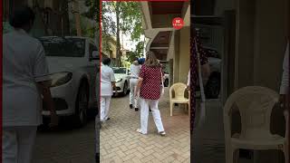 Randhir Kapoor and Babita Kapoor spotted at Kareena Kapoor Khans house in Bandra  BollywoodUpdate [upl. by Ahcila718]