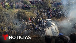 Reportan un latino entre las víctimas de avionazo en Nepal  Noticias Telemundo [upl. by Baal]