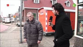 Jakhals Erik krijgt klappen in Volendam voor De Wereld Draait Door DWDD 19112010 [upl. by Yhtommit422]