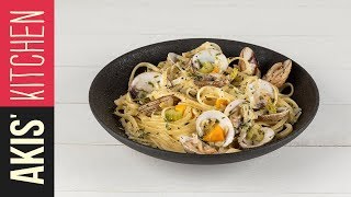 Linguine alle vongole  Akis Petretzikis [upl. by Yezdnil]